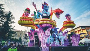 Il Carnevale a Fano, il più antico d’Italia, scalda l’attesa con un fitto calendario che anticipa la festa: laboratori per bambini, incontri sulla storia della manifestazione e visite ai capannoni dove i maestri carristi modellano la cartapesta come un’arte viva e collettiva.